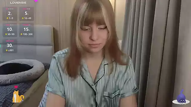 Snapshot of HermioneHHH chatting on November 2025 06:18:02 PM HermioneHHH online show from November 2025 06:18:02 PM