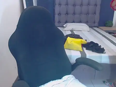 Louise X X online show from November 2025 10:44:02 PM