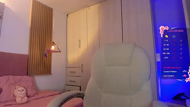 mia nevaeh online show from April 2026 08:13:02 PM