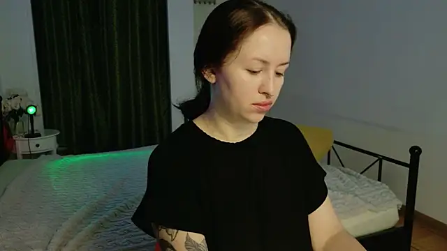 Snapshot of VioletCatt chatting on June 2026 05:41:01 AM VioletCatt online show from June 2026 05:41:01 AM