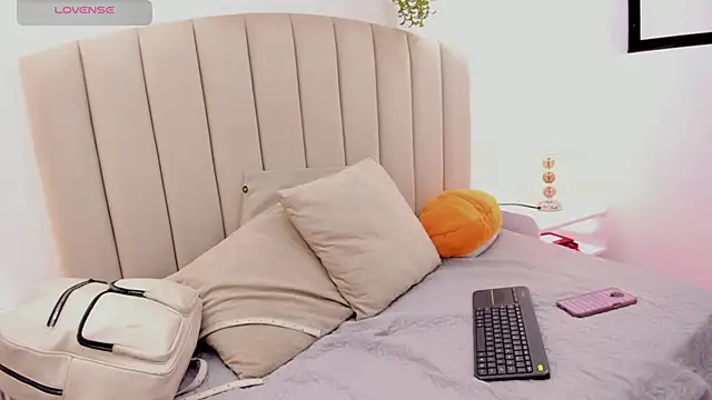 Mia thompson 19 online show from October 2025 07:02:01 PM