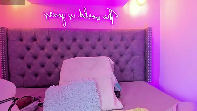 Mia thompson 19 online show from October 2025 01:56:01 PM