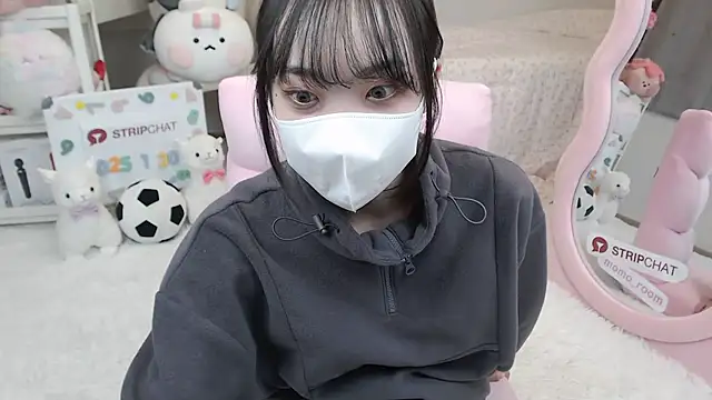 Snapshot of momo_room chatting on January 2025 01:42:01 PM momo room online show from January 2025 01:42:01 PM