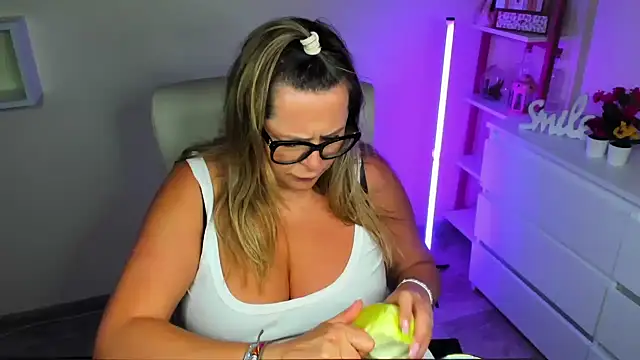 Snapshot of teaseDiana chatting on March 2025 02:02:01 PM teaseDiana online show from March 2025 02:02:01 PM