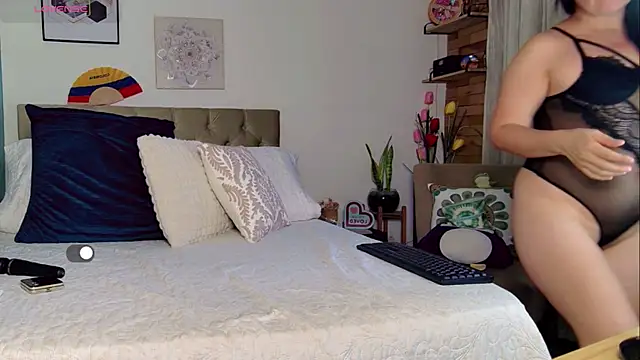 Snapshot of yanella_fire chatting on July 2026 07:05:01 PM yanella fire online show from July 2026 07:05:01 PM