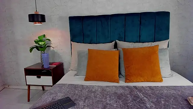 Luna18Pink online show from March 2026 12:49:01 PM