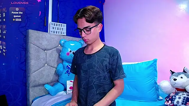 OwenBluee online show from December 2024 09:44:01 AM