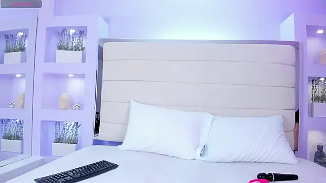 Snapshot of HelenaRoos chatting on November 2025 07:57:01 PM HelenaRoos online show from November 2025 07:57:01 PM