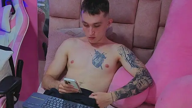 Dylanwhite23  online show from May 2026 01:33:02 AM