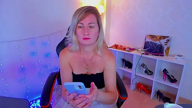 AriFleow online show from September 2025 12:09:02 PM