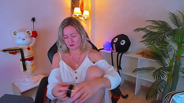 AriFleow online show from October 2025 12:38:02 PM