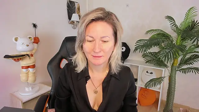 AriFleow online show from November 2025 04:38:01 AM