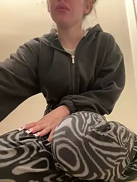 Snapshot of Holly-Glamour chatting on March 2025 12:50:02 AM Holly-Glamour online show from March 2025 12:50:02 AM