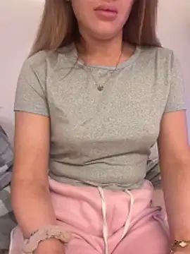 Snapshot of Holly-Glamour chatting on November 2025 04:34:01 AM Holly-Glamour online show from November 2025 04:34:01 AM