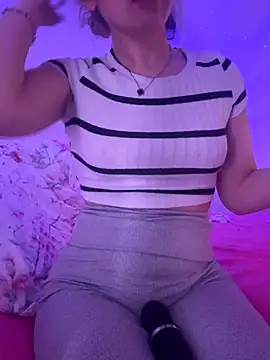 Snapshot of Holly-Glamour chatting on December 2025 03:01:02 AM Holly-Glamour online show from December 2025 03:01:02 AM