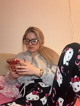 Snapshot of Holly-Glamour chatting on February 2026 04:11:02 PM Holly-Glamour online show from February 2026 04:11:02 PM