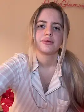 Snapshot of Holly-Glamour chatting on February 2026 01:46:01 AM Holly-Glamour online show from February 2026 01:46:01 AM