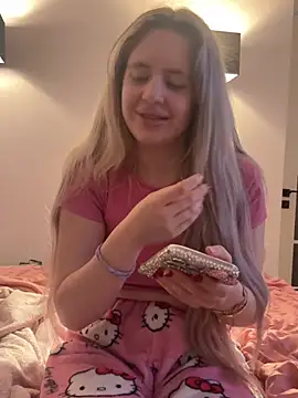 Snapshot of Holly-Glamour chatting on March 2026 03:34:01 AM Holly-Glamour online show from March 2026 03:34:01 AM