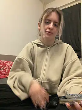 Snapshot of Holly-Glamour chatting on May 2026 11:22:01 PM Holly-Glamour online show from May 2026 11:22:01 PM