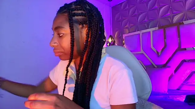 Snapshot of Queen_perla_ chatting on April 2026 01:42:02 PM Queen perla online show from April 2026 01:42:02 PM