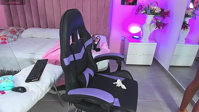 Snapshot of RolyLoren chatting on December 2024 06:08:01 PM RolyLoren online show from December 2024 06:08:01 PM