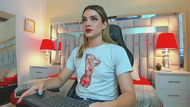 mariiahneedles online show from December 2024 10:31:01 PM