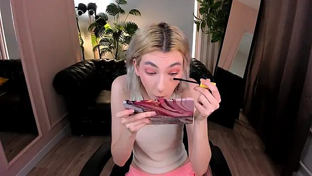 Mia Cheers online show from January 2025 01:49:01 PM