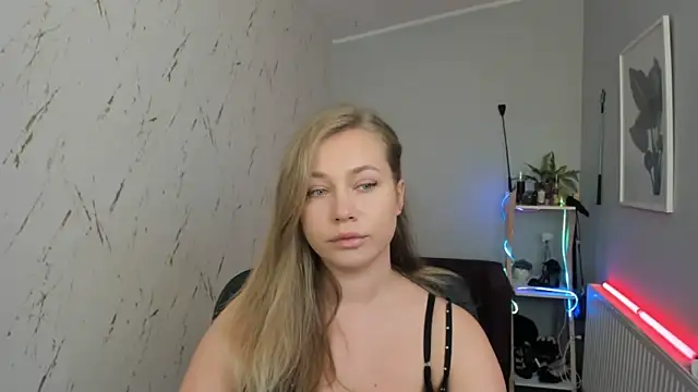 holly xglam online show from September 2025 04:29:02 PM