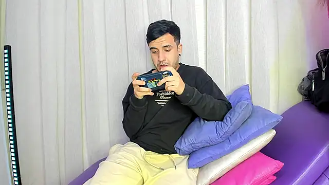 Snapshot of SlimLoves chatting on February 2026 07:12:01 AM SlimLoves online show from February 2026 07:12:01 AM