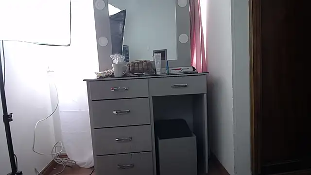 LiaTaylorr online show from September 2025 12:18:01 PM