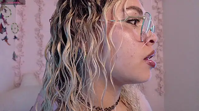 Haelycute online show from April 2026 08:33:01 PM