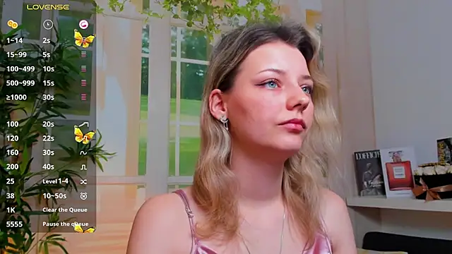 Snapshot of pretty_little_thing chatting on January 2025 11:35:02 PM pretty little thing online show from January 2025 11:35:02 PM