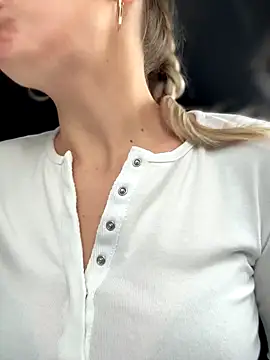 Snapshot of Crazy-Rosa chatting on November 2025 06:33:01 AM Crazy-Rosa online show from November 2025 06:33:01 AM