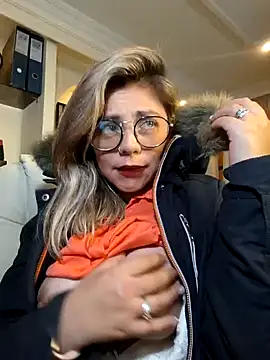 Snapshot of Cata_Office-12 chatting on December 2024 05:51:01 PM Cata Office-12 online show from December 2024 05:51:01 PM