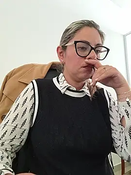 Snapshot of Cata_Office-12 chatting on November 2025 08:35:02 PM Cata Office-12 online show from November 2025 08:35:02 PM