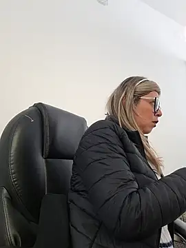 Snapshot of Cata_Office-12 chatting on November 2025 04:06:02 PM Cata Office-12 online show from November 2025 04:06:02 PM