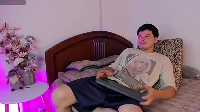 Snapshot of _Ottis_ chatting on March 2026 11:01:01 PM Ottis online show from March 2026 11:01:01 PM