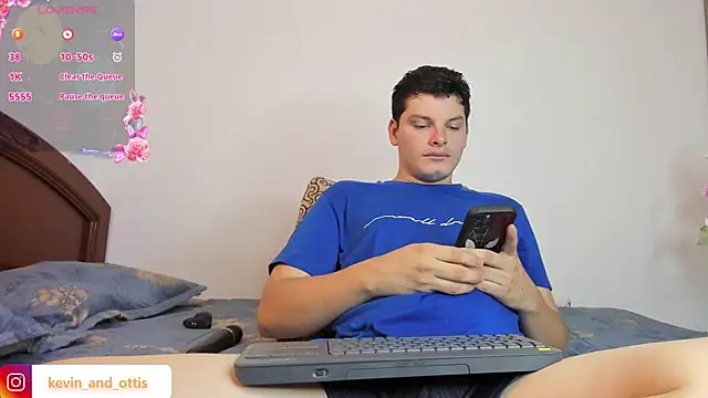 Snapshot of _Ottis_ chatting on April 2026 08:37:01 PM Ottis online show from April 2026 08:37:01 PM