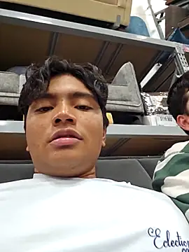 Snapshot of _Ottis_ chatting on April 2026 06:11:02 PM Ottis online show from April 2026 06:11:02 PM