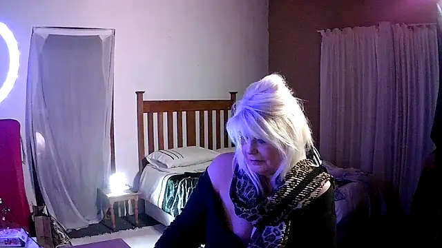 Miahotmilf online show from January 2026 08:03:01 PM