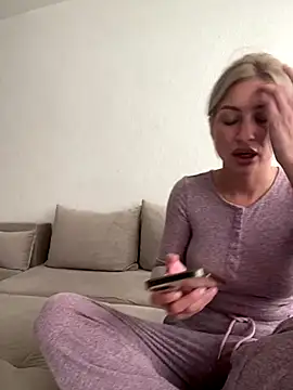 belle98 online show from September 2025 03:12:01 PM