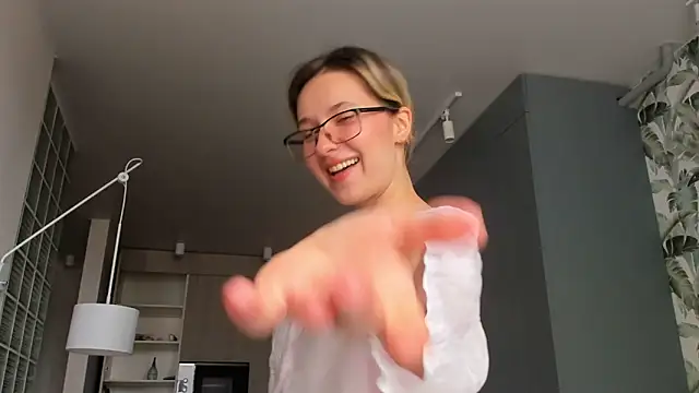 Lilith lutherlow online show from April 2026 01:38:01 PM