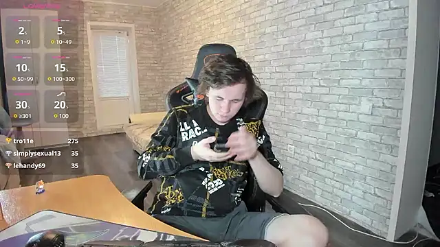 iliaskrislove online show from March 2025 01:38:02 PM