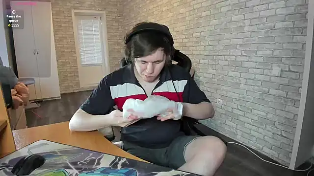 iliaskrislove online show from March 2025 02:15:02 PM