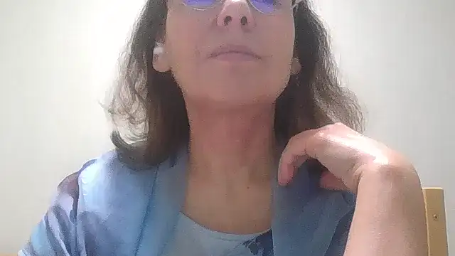 Snapshot of HollyJewel chatting on November 2025 04:29:01 PM HollyJewel online show from November 2025 04:29:01 PM