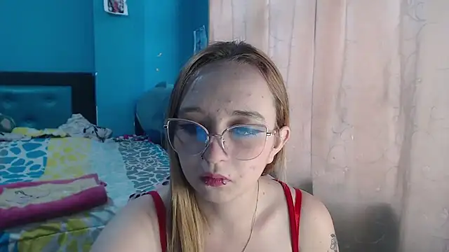 Liaroberts1 online show from February 2025 12:06:02 PM