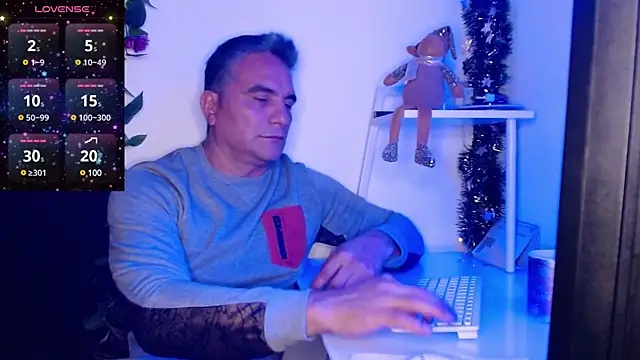 Snapshot of golden_punisher chatting on December 2024 05:15:02 AM golden punisher online show from December 2024 05:15:02 AM