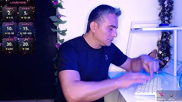 Snapshot of golden_punisher chatting on December 2024 05:10:02 AM golden punisher online show from December 2024 05:10:02 AM