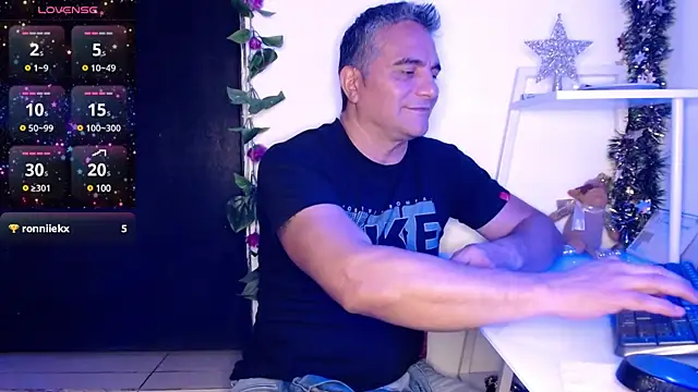 Snapshot of golden_punisher chatting on December 2024 05:07:01 AM golden punisher online show from December 2024 05:07:01 AM