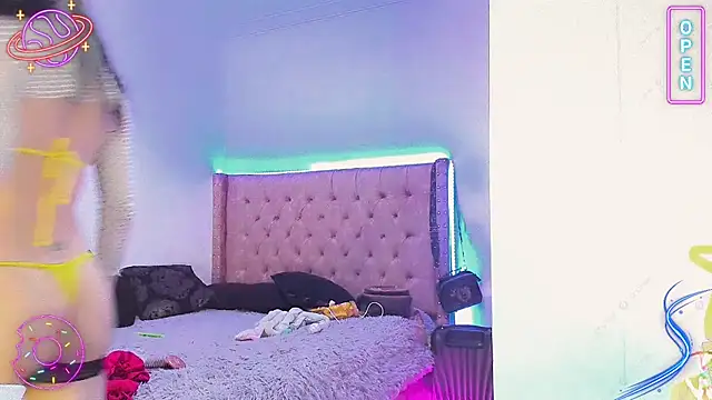 Snapshot of LittleEmmaa chatting on January 2025 05:15:02 AM LittleEmmaa online show from January 2025 05:15:02 AM